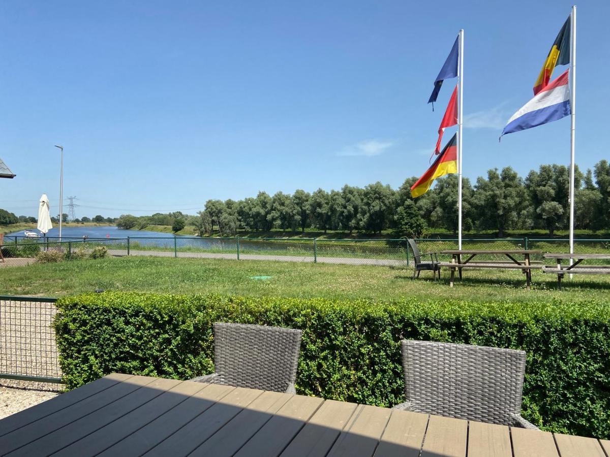 Chalet Eau Vive Maaseik Exteriör bild